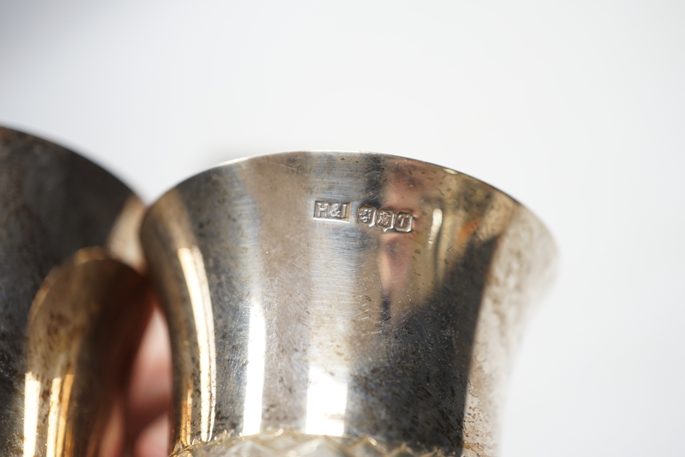 A modern parcel gilt silver tumbler cup, maker Stuart Jenkins, London, 2011 and two modern silver small vases, 10.9oz.